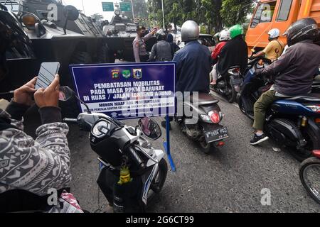 South Jakarta, Indonesien. Juli 2021. Motorradfahrer steckten im Verkehr an einem Checkpoint in Jakarta während der Verhängung der Notverkehrsbeschränkungen. Indonesien hat ab Juli 3-20 in Java und Bali Einschränkungen für die Aktivitäten der Gemeinschaft in Notfällen, lokal bekannt als PPKM, verhängt, um den Ausbruch von Covid-19 einzudämmen, nachdem sich die vorherige Politik von Micro PPKM als unwirksam erwiesen hatte. Kredit: SOPA Images Limited/Alamy Live Nachrichten Stockfoto