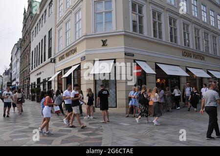 Kopenhagen, Dänemark.05. Juli 2021, Louis Vuitton-Käufer warten während des Covid-19 bei der Social Distacning in Kopenhagen in der Schlange auf den Turn.Foto..Francis Jo Stockfoto