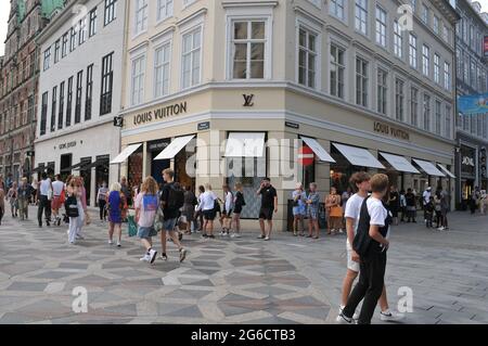 Kopenhagen, Dänemark.05. Juli 2021, Louis Vuitton-Käufer warten während des Covid-19 bei der Social Distacning in Kopenhagen in der Schlange auf den Turn.Foto..Francis Jo Stockfoto