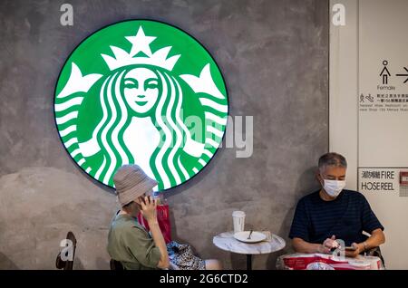 Hongkong, China. Juli 2021. Gäste werden in einer amerikanischen multinationalen Kette, dem Starbucks Coffee Store in Hongkong, gesehen. Kredit: SOPA Images Limited/Alamy Live Nachrichten Stockfoto