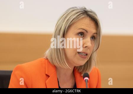 Verteidigungsminister Ludivine Dedonter, abgebildet während einer Sitzung der Kammer der verteidigungskommission im bundestag, in Brüssel, Montag, den 05. Ju Stockfoto