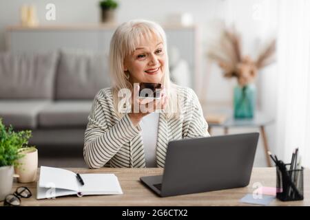 Frau, die den Sprachsuchassistenten auf dem Smartphone verwendet Stockfoto