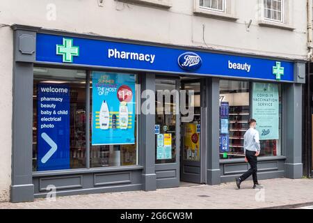 Bandon, West Cork, Irland. Juni 2021. Apotheken im ganzen Land begannen heute Morgen mit der Impfung von 18-34-Jährigen mit dem Janssen-Einimpfstoff. Apotheken wurden mit Anrufen von Menschen, die Termine vereinbaren wollen, induniert. Boots in Bandon ist eine der Apotheken, die Menschen impfen. Quelle: AG News/Alamy Live News Stockfoto