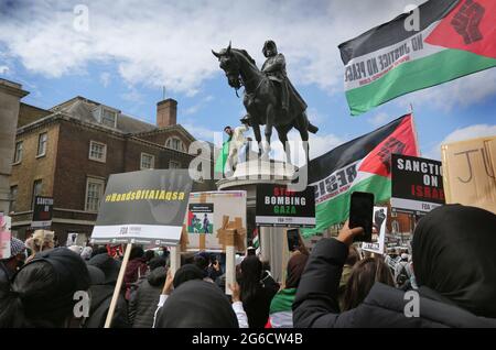 London, Großbritannien. Mai 2021. Während der Demonstration halten Demonstranten Plakate und Fahnen fest.Tausende pro-palästinensische Demonstranten versammeln sich am Ufer, bevor sie durch das Zentrum Londons zum Hyde Park marschieren. Sie fordern ein Ende der israelischen Politik der Diskriminierung von Palästinensern, ein freies Palästina und ein Ende der illegalen Besetzung des Gazastreifens. Quelle: Martin Pope/SOPA Images/ZUMA Wire/Alamy Live News Stockfoto