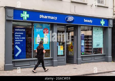 Bandon, West Cork, Irland. Juni 2021. Apotheken im ganzen Land begannen heute Morgen mit der Impfung von 18-34-Jährigen mit dem Janssen-Einimpfstoff. Apotheken wurden mit Anrufen von Menschen, die Termine vereinbaren wollen, induniert. Boots in Bandon ist eine der Apotheken, die Menschen impfen. Quelle: AG News/Alamy Live News Stockfoto