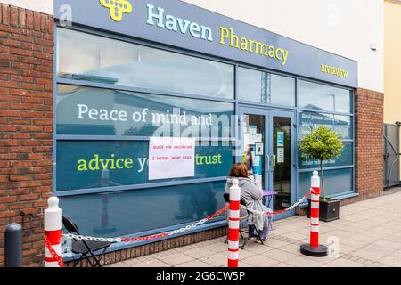 Bandon, West Cork, Irland. Juni 2021. Apotheken im ganzen Land begannen heute Morgen mit der Impfung von 18-34-Jährigen mit dem Janssen-Einimpfstoff. Apotheken wurden mit Anrufen von Menschen, die Termine vereinbaren wollen, induniert. Die Haven Pharmacy in Bandon impft Menschen. Quelle: AG News/Alamy Live News Stockfoto