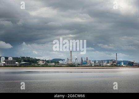 Blick über den Fluss Mersey in Richtung Weston Point. Von Pickering Weide. Stockfoto