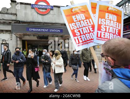 London, Großbritannien. Mai 2021. Ein Protestler hält während der Demonstration Plakate, die ein Ende des israelischen Staatsterrors vor der Station Embankment fordern.Tausende pro-palästinensische Demonstranten versammeln sich auf dem Embankment, bevor sie durch das Zentrum Londons zum Hyde Park marschieren. Sie fordern ein Ende der israelischen Politik der Diskriminierung von Palästinensern, ein freies Palästina und ein Ende der illegalen Besetzung des Gazastreifens. Quelle: Martin Pope/SOPA Images/ZUMA Wire/Alamy Live News Stockfoto