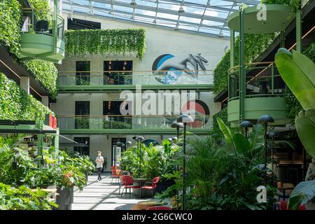 Vilnius, Litauen - 04. Juli 2021: Paupys Markt - neuer moderner Gastronomiebereich mit verschiedenen Küchen, Cafés, Restaurants, Erholungsgebieten Stockfoto