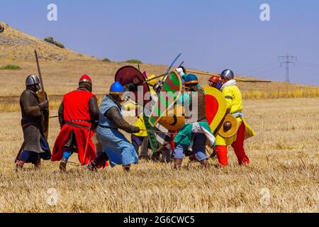 Lavi, Israel - 02. Juli 2021: Nachstellung der Schlacht der Hörner von Hattin 1187 (Ayyubid Sultan Saladin besiegte die Kreuzritter): Infanteriekampf. Stockfoto