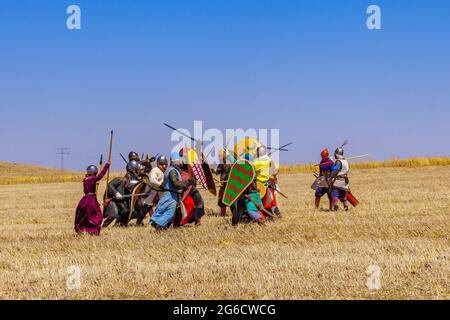 Lavi, Israel - 02. Juli 2021: Nachstellung der Schlacht der Hörner von Hattin 1187 (Ayyubid Sultan Saladin besiegte die Kreuzritter): Infanteriekampf. Stockfoto