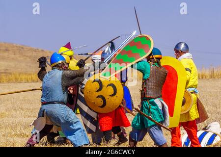 Lavi, Israel - 02. Juli 2021: Nachstellung der Schlacht der Hörner von Hattin 1187 (Ayyubid Sultan Saladin besiegte die Kreuzritter): Infanteriekampf. Stockfoto