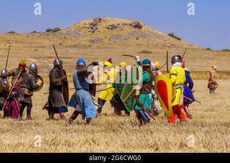 Lavi, Israel - 02. Juli 2021: Nachstellung der Schlacht der Hörner von Hattin 1187 (Ayyubid Sultan Saladin besiegte die Kreuzritter): Infanteriekampf. Stockfoto