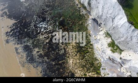 Luftaufnahmen mit Blick auf einen Teil des Strandes bei Ebbe, in der Nähe von St. Margaret's Bay, Kent, Großbritannien Stockfoto