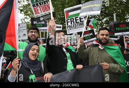 London, Großbritannien. Mai 2021. Demonstranten singen Parolen, während sie Plakate halten, auf denen ihre Meinungen während der Demonstration zum Ausdruck gebracht werden.Tausende pro-palästinensische Demonstranten versammeln sich am Ufer, bevor sie durch das Zentrum Londons zum Hyde Park marschieren. Sie fordern ein Ende der israelischen Politik der Diskriminierung von Palästinensern, ein freies Palästina und ein Ende der illegalen Besetzung des Gazastreifens. Quelle: Martin Pope/SOPA Images/ZUMA Wire/Alamy Live News Stockfoto