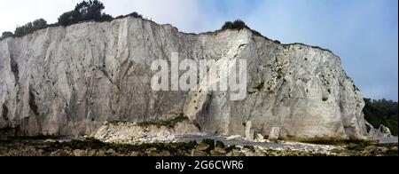 Luftpanorama eines Abschnitts der Cliffs in St. Margaret's Bay, Kent, Großbritannien Stockfoto