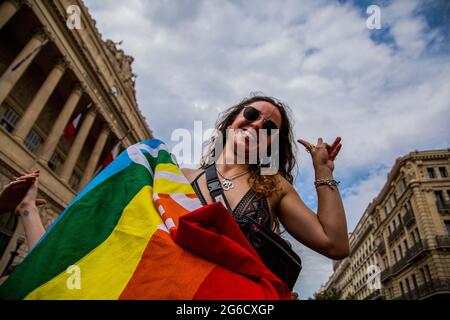 3. Juli 2021, Marseille, Provence, Frankreich: Marseille, Frankreich. 03. Juli 2021. Teilnehmer mit Regenbogenfahnen nehmen am LGBTQ Pride march in Marseille, im Süden Frankreichs, Teil. Der LGBT-Pride-marsch zog am Samstag rund 6,000 Tausend Menschen auf die Straßen von Marseille. Marseille Pride ist Frankreichs zweitpopulärster Gay Pride march. Gay Prides, heute bekannt als LGBT Pride Marches, sind nationale Veranstaltungen gegen Homophobie und unterstützen den Stolz, homosexuell, bisexuell oder transsexuell zu sein. Gay Pride Märsche wurden 2020 aufgrund von Covid-19 Einschränkungen abgesagt (Bild: © Louai Barakat/IMAGES Stockfoto