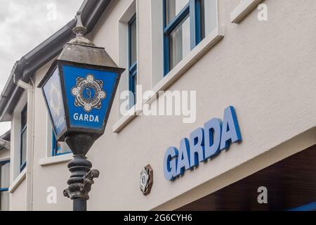 Außenansicht des Bahnhofs Garda mit Garda Logo und Lampe, Bandon, West Cork, Irland. Stockfoto