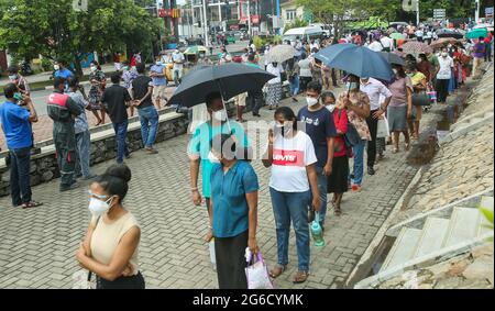 Colombo, Sri Lanka. Juli 2021. Die Menschen warten darauf, am 5. Juli 2021 in einem öffentlichen Park in Colombo ihre erste Dosis des chinesischen Impfstoffzentrums Sinopharm COVID-19 der Sri Lanka Army Medical Corps zu erhalten. Kredit: Pradeep Dambarage/ZUMA Wire/Alamy Live Nachrichten Stockfoto