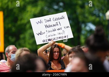 Montreal, Quebec, Kanada, 1. Juli 2021.Frau mit einem Schild, um gegen die Behandlung der indigenen Kultur zu protestieren.Mario Beauregard/Alamy News Stockfoto