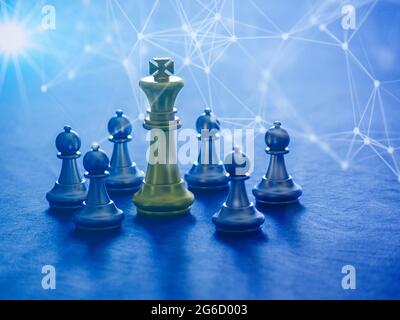 Goldener König Schach ist umgeben von rund silbernen Schachfiguren auf Schachbrett mit Netzwerk und Kommunikation zu kämpfen mit Teamwork zum Sieg, busi Stockfoto