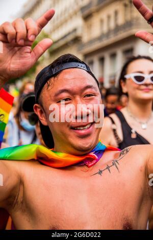 3. Juli 2021, Marseille, Provence, Frankreich: Marseille, Frankreich. 03. Juli 2021. Teilnehmer mit Regenbogenfahnen nehmen am LGBTQ Pride march in Marseille, im Süden Frankreichs, Teil. Der LGBT-Pride-marsch zog am Samstag rund 6,000 Tausend Menschen auf die Straßen von Marseille. Marseille Pride ist Frankreichs zweitpopulärster Gay Pride march. Gay Prides, heute bekannt als LGBT Pride Marches, sind nationale Veranstaltungen gegen Homophobie und unterstützen den Stolz, homosexuell, bisexuell oder transsexuell zu sein. Gay Pride Märsche wurden 2020 aufgrund von Covid-19 Einschränkungen abgesagt (Bild: © Louai Barakat/IMAGES Stockfoto