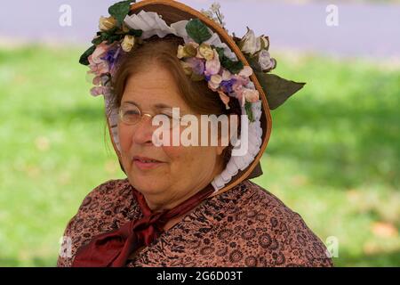 Gettysburg, PA, USA - 4. Juli 2021: Eine Frauenreenakteurin in historischen Kleidern bei der Meet the Generals Veranstaltung in Gettysburg während der Feiertage vom 4. Juli. Stockfoto