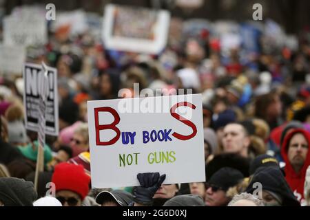 Peking, USA. März 2018. Die Menschen nehmen am 24. März 2018 an der Waffenkontrollkundgebung „March for Our Lives“ in Chicago, USA, Teil. Quelle: Wang Ping/Xinhua/Alamy Live News Stockfoto