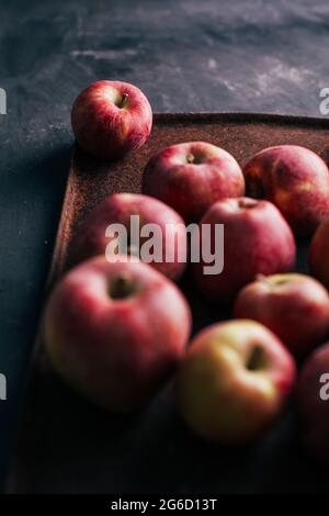 Frische rote Äpfel in einer Kiste auf dem Tisch Stockfoto