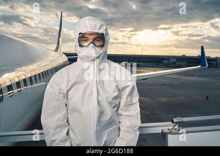 Mann in persönlicher Schutzausrüstung, der für die Kamera posiert Stockfoto