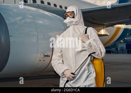 Mann in einem Hazmat-Anzug, der in die Ferne blickt Stockfoto