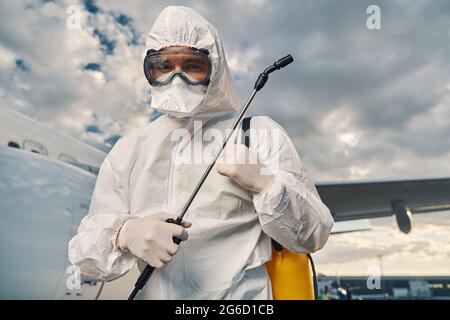 Flughafenmitarbeiter in Schutzkleidung mit Blick nach vorn Stockfoto