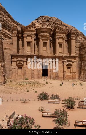 Ad Deir, das im Volksmund als ‘das Kloster’ bekannt ist, ist ein monumentales Gebäude, das in der alten jordanischen Stadt Petra aus Fels gehauen wurde. Jordanien Stockfoto