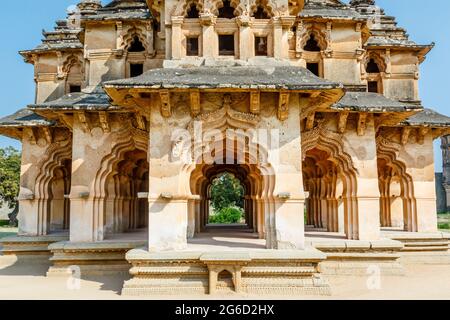 Außenansicht des Lotus Mahal (Chitrangi Mahal) in Hampi, Karnataka, Indien Stockfoto