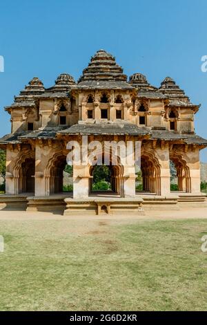 Außenansicht des Lotus Mahal (Chitrangi Mahal) in Hampi, Karnataka, Indien Stockfoto