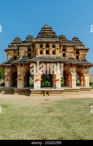 Außenansicht des Lotus Mahal (Chitrangi Mahal) in Hampi, Karnataka, Indien Stockfoto