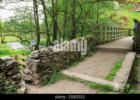 Brücke über den Fluss Dove am Eingang zum Wolfscote Dale im Peak District in der Nähe von Hartington, Derbyshire, England, Großbritannien Stockfoto