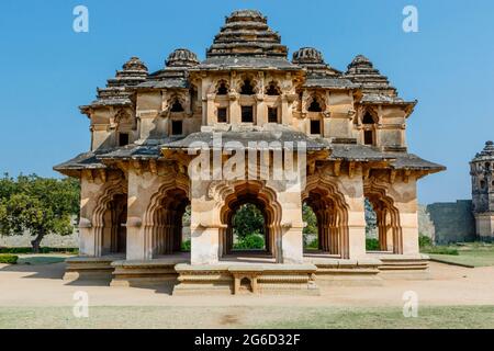 Außenansicht des Lotus Mahal (Chitrangi Mahal) in Hampi, Karnataka, Indien Stockfoto