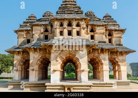 Außenansicht des Lotus Mahal (Chitrangi Mahal) in Hampi, Karnataka, Indien Stockfoto