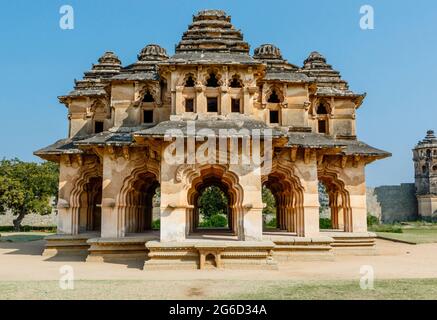 Außenansicht des Lotus Mahal (Chitrangi Mahal) in Hampi, Karnataka, Indien Stockfoto