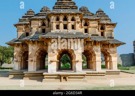 Außenansicht des Lotus Mahal (Chitrangi Mahal) in Hampi, Karnataka, Indien Stockfoto