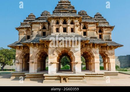 Außenansicht des Lotus Mahal (Chitrangi Mahal) in Hampi, Karnataka, Indien Stockfoto