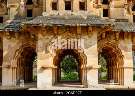 Außenansicht des Lotus Mahal (Chitrangi Mahal) in Hampi, Karnataka, Indien Stockfoto