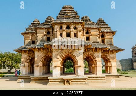 Außenansicht des Lotus Mahal (Chitrangi Mahal) in Hampi, Karnataka, Indien Stockfoto