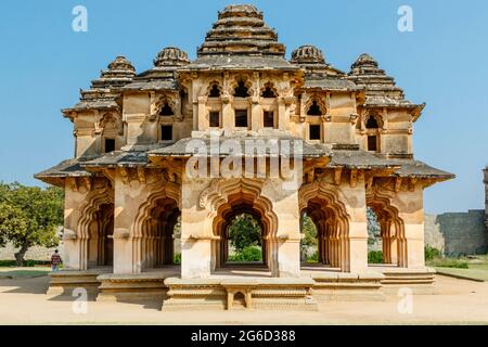 Außenansicht des Lotus Mahal (Chitrangi Mahal) in Hampi, Karnataka, Indien Stockfoto