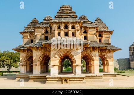 Außenansicht des Lotus Mahal (Chitrangi Mahal) in Hampi, Karnataka, Indien Stockfoto