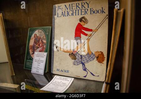 Seltene und sammelbare Kinderbücher und Jahresbücher, Barter Books Alnwick, Northumberland, Großbritannien. Stockfoto