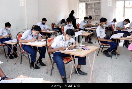 Matrizenschüler lösen ihre Arbeit in einem Prüfungszentrum während der jährlichen Matrikulationsprüfung 2021, am Montag, den 05. Juli 2021 in Karachi. Stockfoto