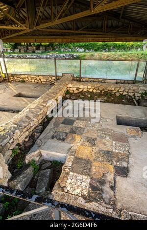 Überreste von alten Mosaikpflaster in der antiken Stadt Altilia Saepinum. Archäologischer Park Sepino, Provinz Isernia, Molise, Italien, Europa Stockfoto