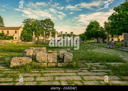 Archäologische Ruinen des römischen Forums von Altilia Sepino. Im Hintergrund die Überreste der Basilika. Archäologischer Park Sepino, Molise Stockfoto